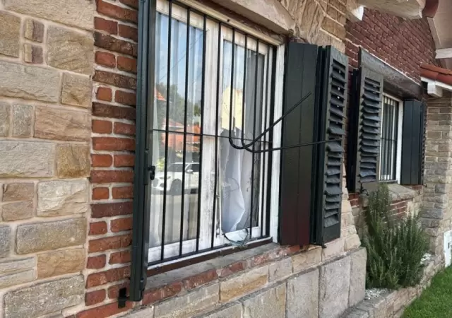 Los cacos rompieron una reja de la casa y uno de ellos se introdujo con fines de robo.