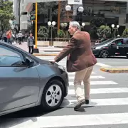 Los riesgos y distracciones que genera el celular al caminar por la calle