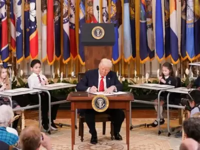 Trump rubric� el decreto rodeado de 12 ni�os sentados en sus pupitres.