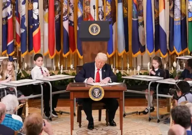 Trump rubric� el decreto rodeado de 12 ni�os sentados en sus pupitres.