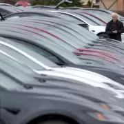 Crece el odio antiestadounidense en Canad�: ahora vandalizaron veh�culos Tesla