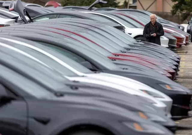 Veh�culos Tesla fueron vandalizados en Canad�.