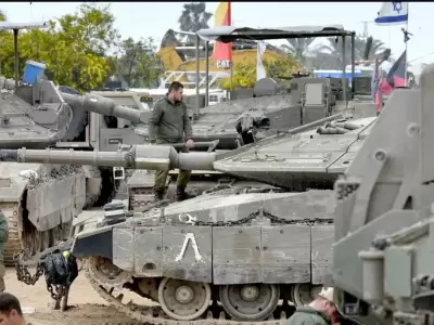 Unidades blindadas israel�es se mueven por las principales l�neas terrestres de Gaza para asegurarse la ventaja militar.
