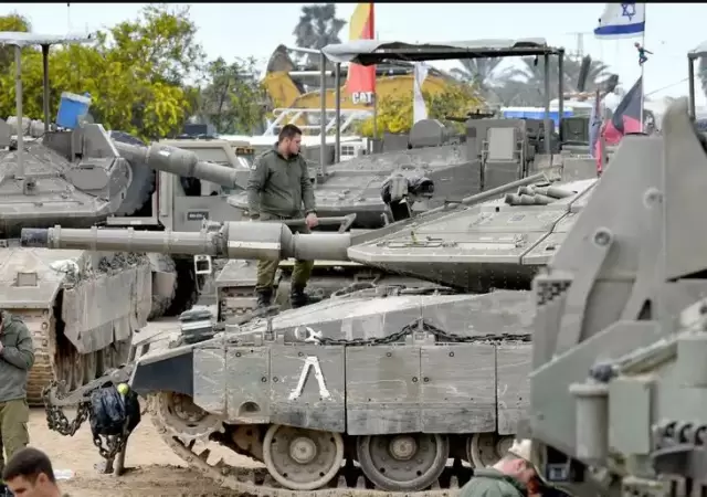 Unidades blindadas israel�es se mueven por las principales l�neas terrestres de Gaza para asegurarse la ventaja militar.