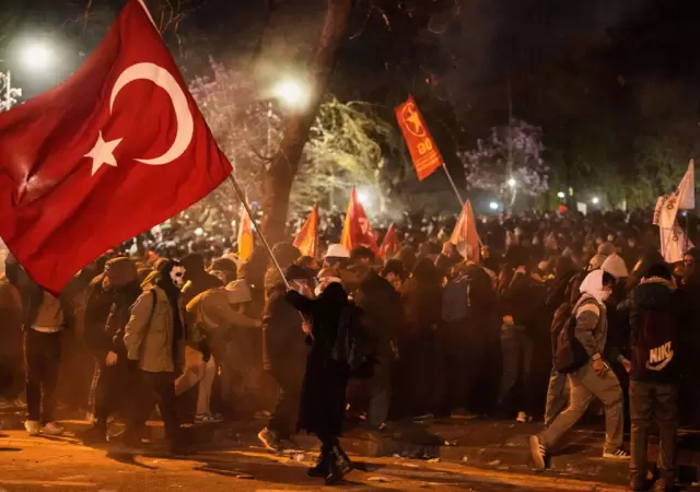El poder casi absoluto de Erdogan enfrenta una ola de multitudinarias movilizaciones inesperadas.