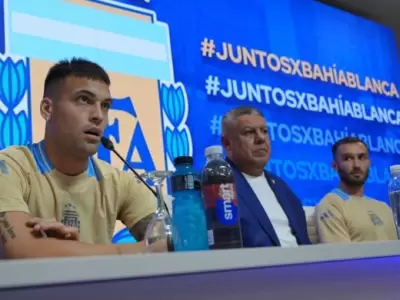 Lautaro Mart�nez y Germ�n Pezzella durante el anunci� de la realizaci�n de un entrenamiento ben�fico abierto al p�blico este s�bado/