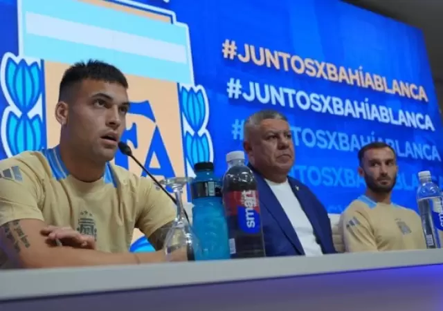 Lautaro Mart�nez y Germ�n Pezzella durante el anunci� de la realizaci�n de un entrenamiento ben�fico abierto al p�blico este s�bado/