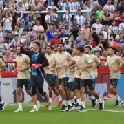 La Selección mayor de fútbol venció a la Sub-20 en un partido solidario