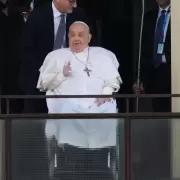 El Papa salud� a los fieles antes de retirarse del Hospital Gemelli