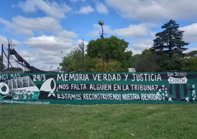 La bandera del club Nueva Chicago