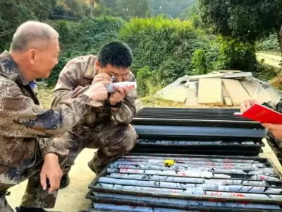 T�cnicos del Instituto de Monitoreo e Investigaci�n de Desastres Geol�gicos de la provincia de Hunan.
