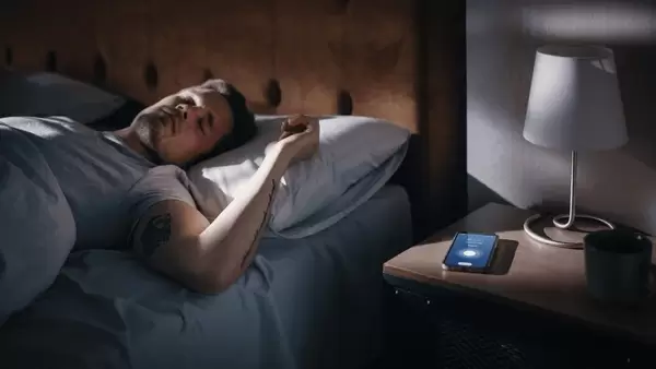 Tenerlo cerca es una amenaza para nuestro sue�o tranquilo. El celular, ese mal necesario.