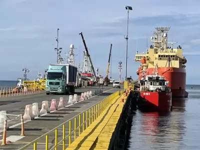 El puerto chileno quiere erigirse como el gran polo comercial entre las disputadas islas y Sudam�rica.