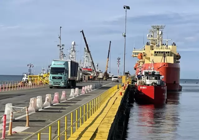 El puerto chileno quiere erigirse como el gran polo comercial entre las disputadas islas y Sudam�rica.