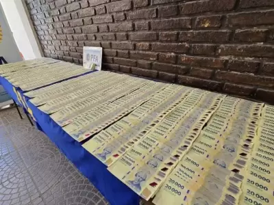 El detenido portaba 996 billetes de 20 mil pesos falsos.