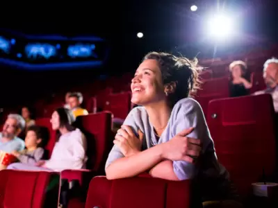 Personas disfrutando del cine.