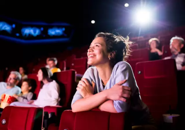 Personas disfrutando del cine.