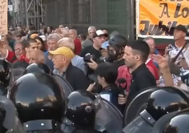 Marcha de jubilados: la Polic�a despliega el protocolo antipiquetes