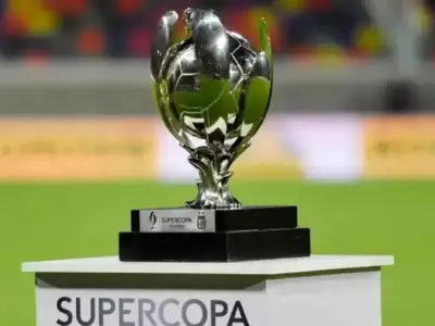 El trofeo de la Supercopa Internacional.