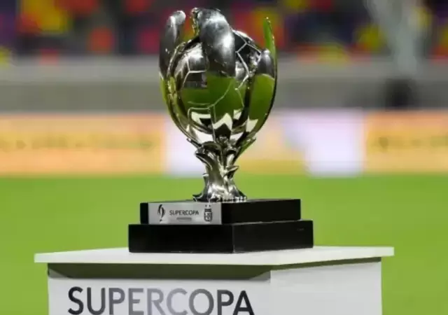 El trofeo de la Supercopa Internacional.