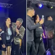 El cantante de Los Charros recibi� una tremenda pi�a en pleno show