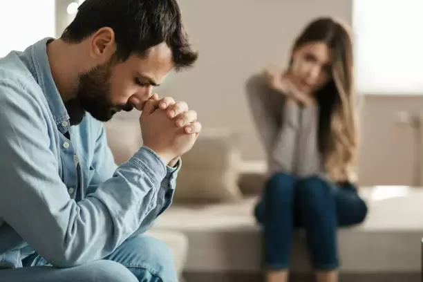 Pareja en problemas.