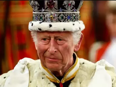El monarca brit�nico se vi� superado por los efectos colaterales de su tratamiento.