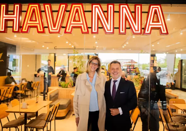 J�sica Lois, gerenta general del Mendoza Plaza Shopping, y Alejandro de Borbon, director de Havanna Mendoza.