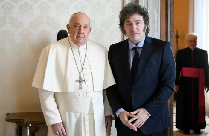 El papa Francisco cuando lo recibió en su residencia en Roma al presidente Javier Milei.