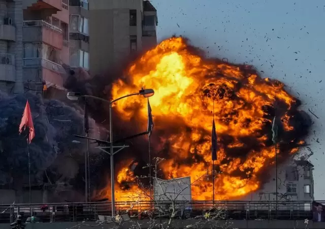 Israel retom� los bombardeos sobre Beirut y todo indica que vuelve a abrirse el frente norte del estado jud�o.