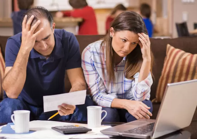 Auto, vestimenta, colegio, club. Los gastos propios de la clase media.