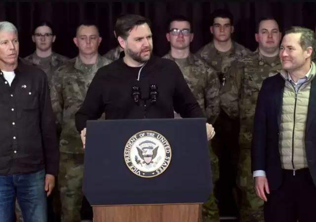 Vance est� en la isla �rtica y dio un discurso ante el contingente militar de la base perteneciente a la Fuerza Espacial estadounidense.
