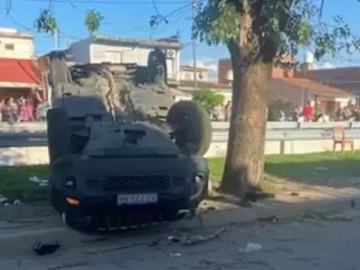 En este auto hu�an los asesinos cuando embistieron a la nena y a su mam�. (Foto: web)