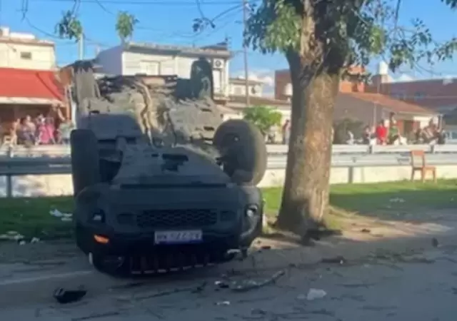 En este auto hu�an los asesinos cuando embistieron a la nena y a su mam�. (Foto: web)