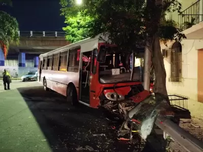 Caos en la autopista 25 de Mayo: un micro sin frenos dej� 35 heridos
