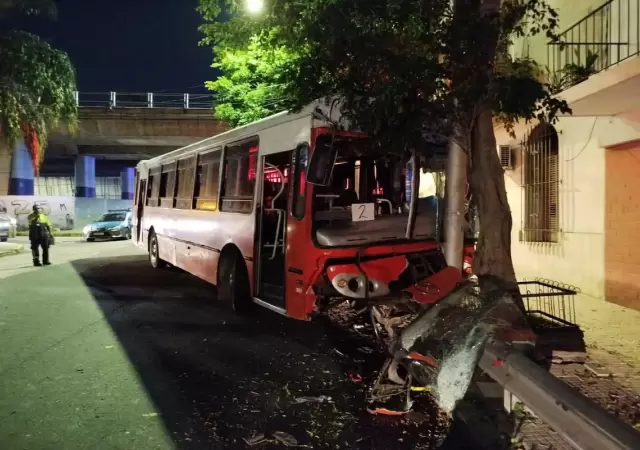 Caos en la autopista 25 de Mayo: un micro sin frenos dej� 35 heridos