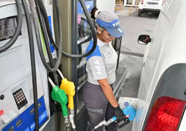 Abril lleg� con otra suba de las naftas.
