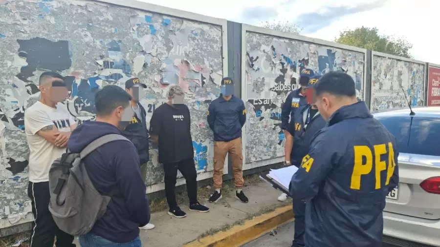 Ch�vez fue detenido en un local de comidas r�pidas en Mor�n.
Foto: Agencia Noticias Argentinas / PFA