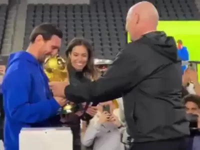 Messi recibe la Copa de manos de Infantino