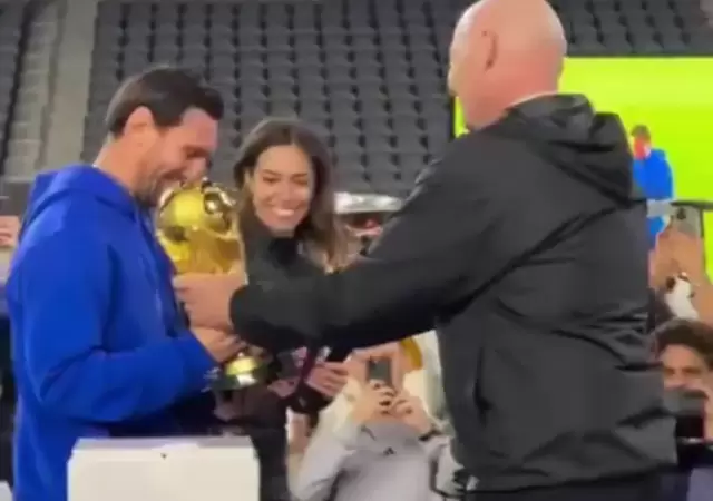 Messi recibe la Copa de manos de Infantino