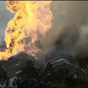 Enorme explosi�n incendia el cielo de Kuala Lumpur