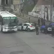 Peligro al volante: hiri� a un polic�a y choc� un colectivo con 30 pasajeros