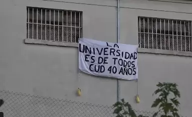 Una de las s�banas que apareci� pintada en el mot�n en la c�rcel de Devoto por el cierre de los centros de estudia