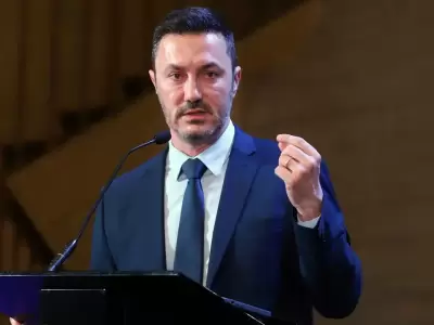 "El primer paso que debe dar Argentina es levantarse como pa�s en todo sentido, tanto material como espiritualmente" (L. Petri)