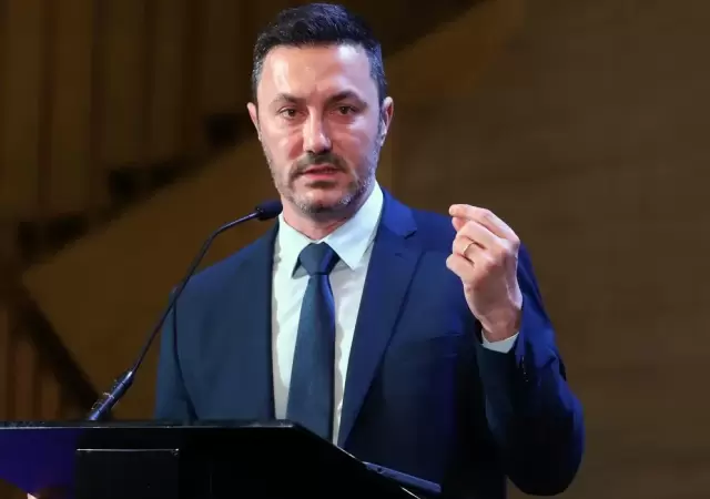 "El primer paso que debe dar Argentina es levantarse como pa�s en todo sentido, tanto material como espiritualmente" (L. Petri)