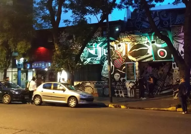 El reconocido boliche Makena, ubicado en Fitz Roy al 1500, fue el escenario del violento hecho.