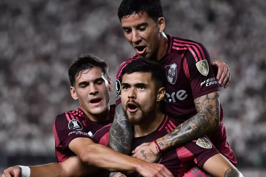 Martinez Quarta y Driussi abrazan a D�az
