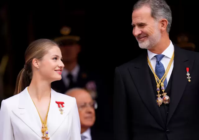 La princesa Leonor junto a su padre, el rey Felipe.
