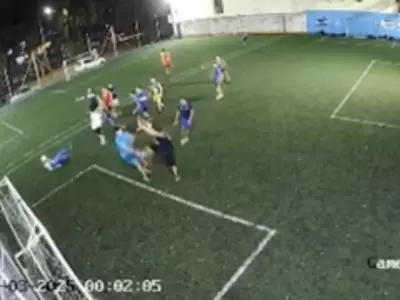 Polic�as fueron emboscados por un grupo de barras bravas