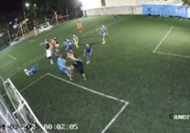 Polic�as fueron emboscados por un grupo de barras bravas
